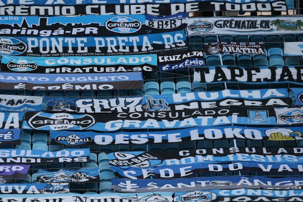 Grêmio tem retorno conturbado aos treinos com torcida protestando e tentando invadir CT