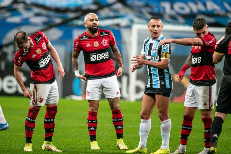 Marcos Braz avalia possível retorno de Rafinha ao Flamengo para 2022
