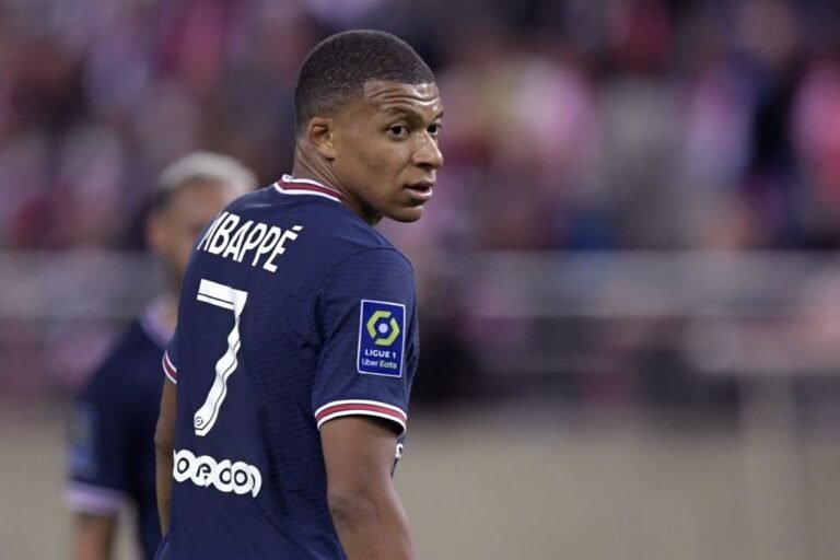 PSG prepara nova oferta de renovação para Mbappé, diz jornal
