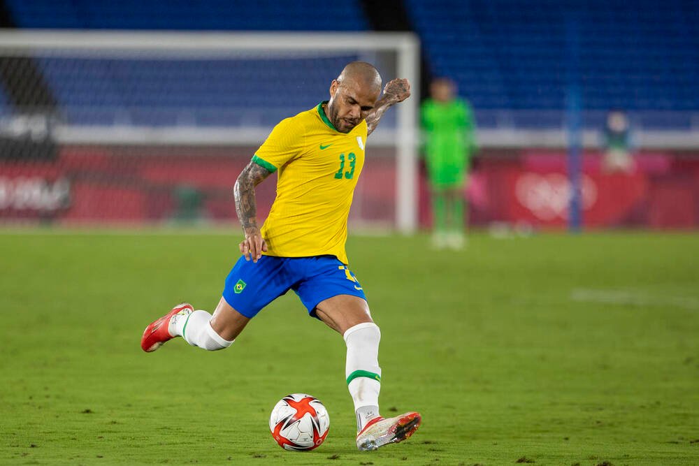 Daniel Alves se pronuncia nas redes sociais após decisão de ficar sem clube