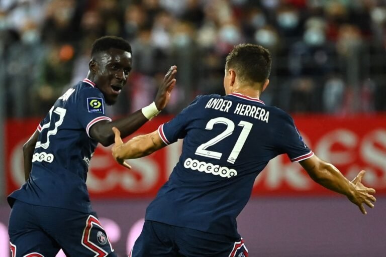 Dupla de volantes do PSG tem mais gols que Messi e Neymar na temporada