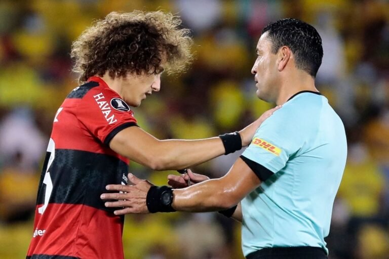 David Luiz é substituído com dores musculares e vira preocupação no Flamengo
