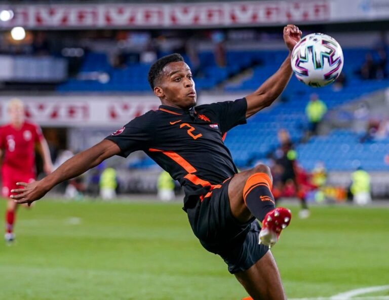 Chelsea monitora situação de zagueiro holandês