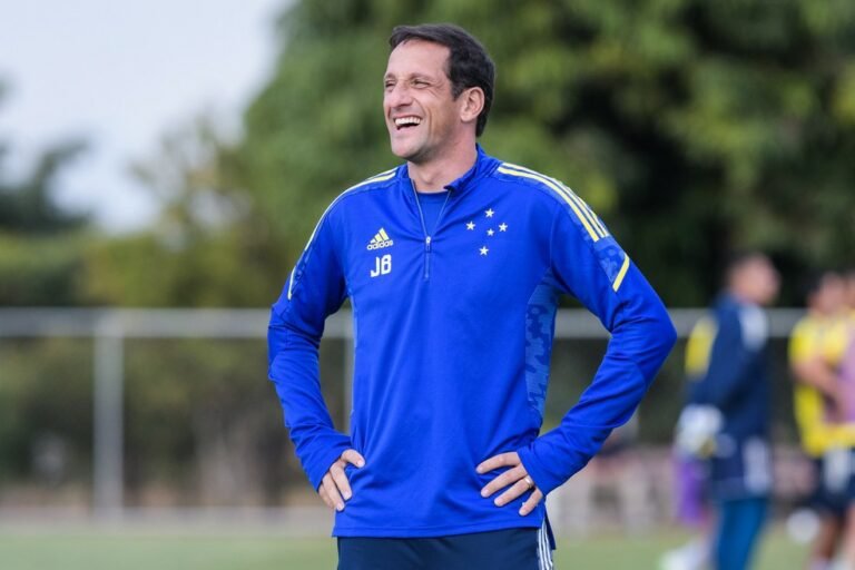 Belletti comemora empate do Cruzeiro com o Vasco