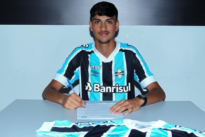 Grêmio assina contrato com jovem de apenas 16 anos e com multa rescisória alta