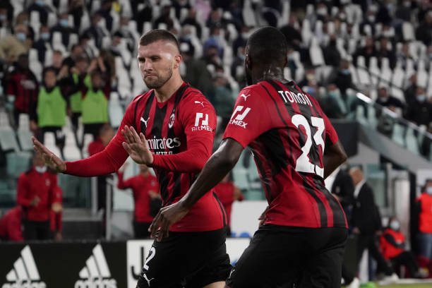 Milan segue na cola da Internazionale e afunda Juventus na zona de rebaixamento