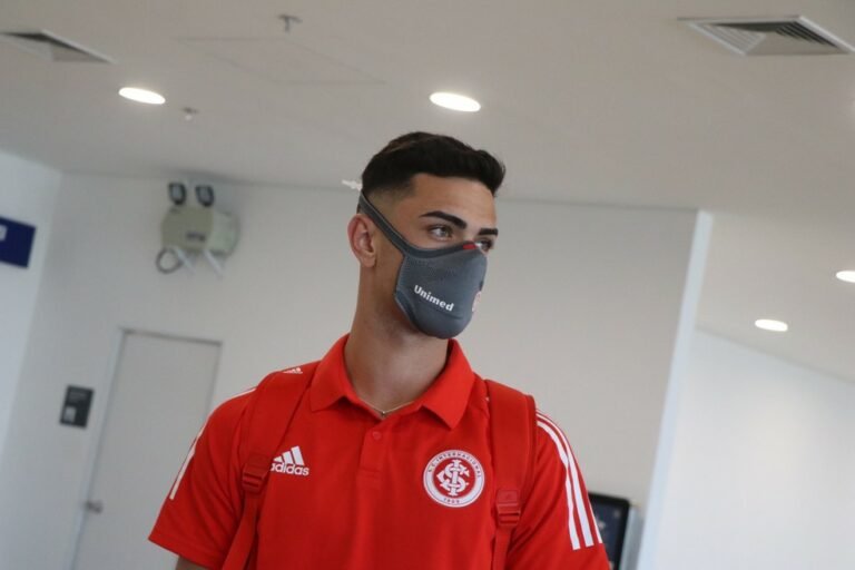 Diego Aguirre insere nomes da base na lista de jogadores para encarar o Sport
