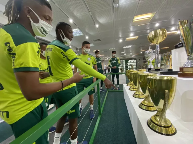 Elenco e comissão técnica visitam nova sala de troféus do Palmeiras