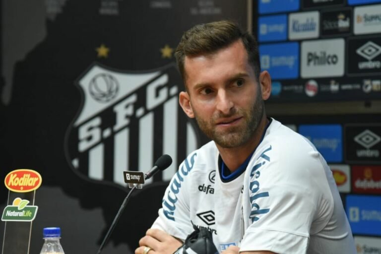 Léo Baptistão sobre atuar no Santos: “Acho incrível”