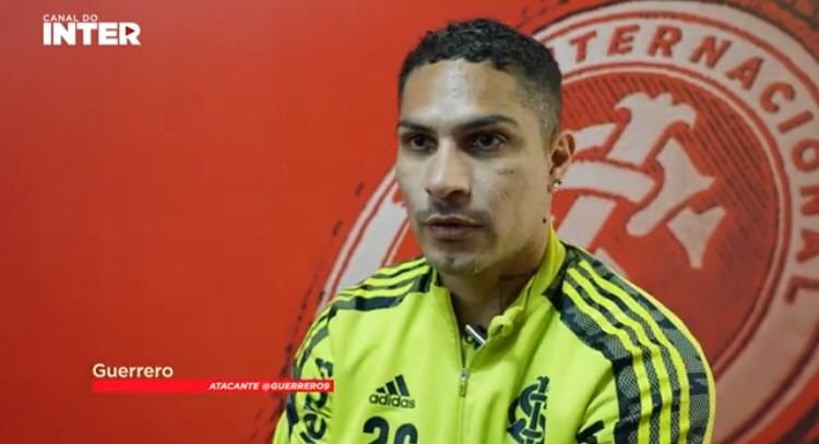 Ausente por suspensão, Guerrero revela que combinou trocar camisas com Edenilson em Brasil x Peru