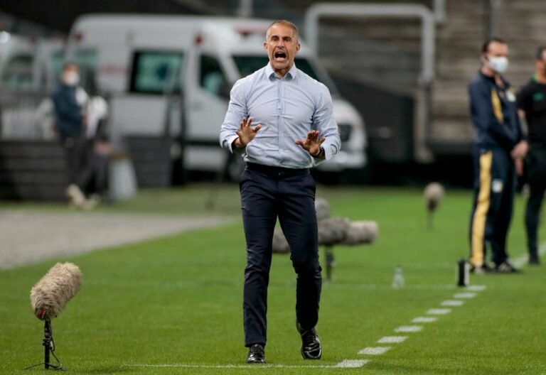 Sylvinho está invicto em clássicos pelo Corinthians