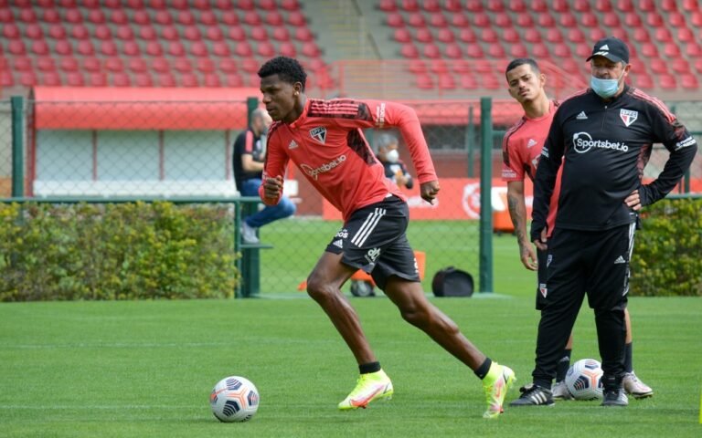 Renovação de Arboleda é incerta e São Paulo tem só dois zagueiros com contratos longos, veja