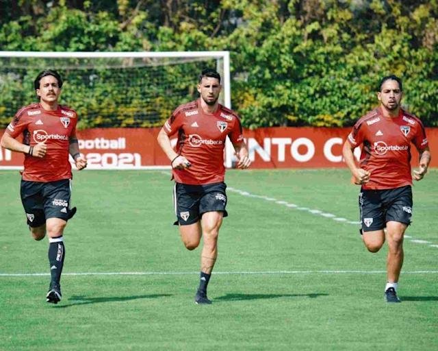 Calleri faz treino físico no CT em dia de folga no São Paulo