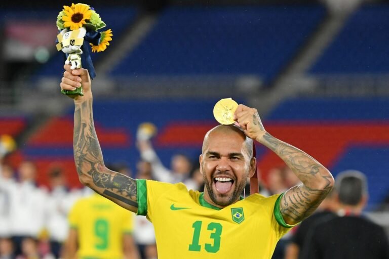 Após rescindir com São Paulo, Daniel Alves aceita proposta do Flamengo, diz jornalista