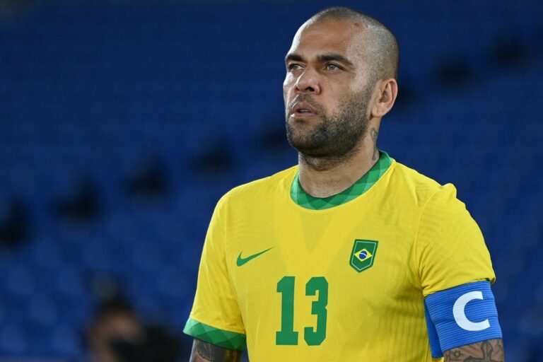 Livre no mercado, Daniel Alves recusa proposta do Fluminense