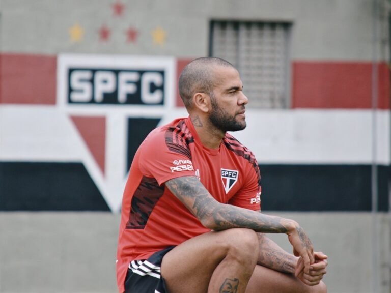 Flamengo aguarda rescisão de Dani Alves com São Paulo e prepara proposta