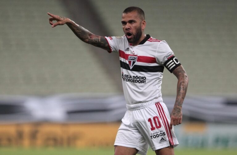 Em nota, Coritiba desmente suposta negociação para contratar Daniel Alves