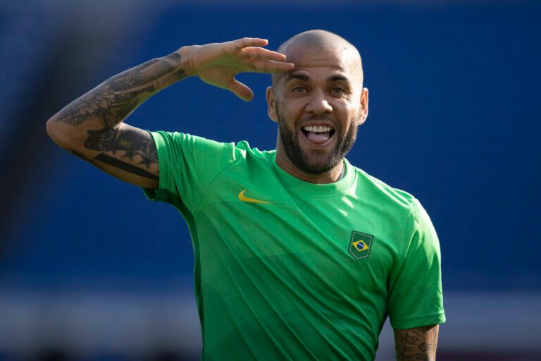 Assessoria de Daniel Alves nega acerto com Flamengo