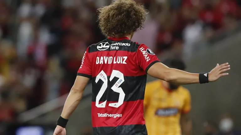 David Luiz doa camisa de estreia pelo Flamengo para leilão beneficente