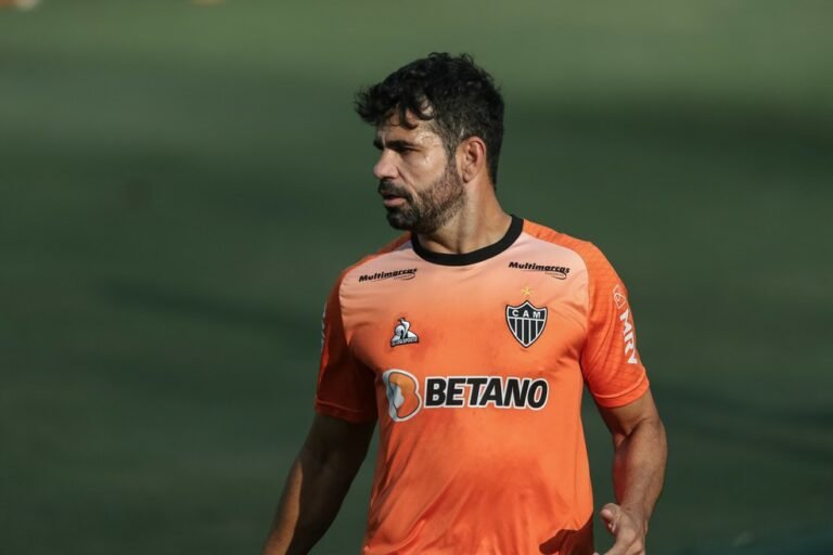 Diego Costa e Savarino treinam e podem ser surpresas contra o Palmeiras