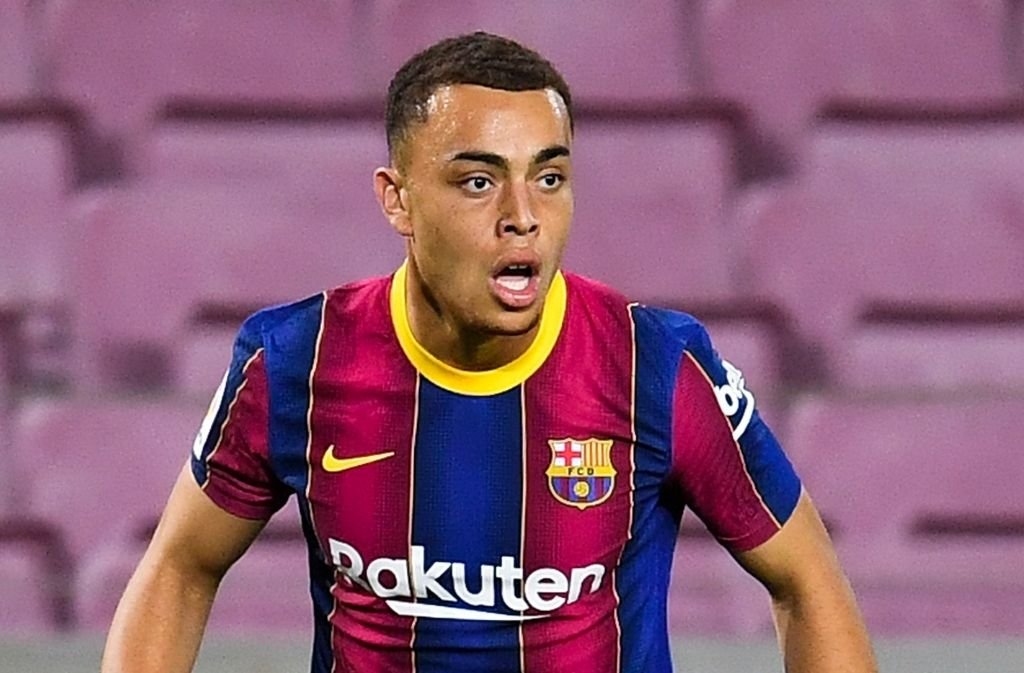 Sergiño Dest vira preocupação para o Barcelona