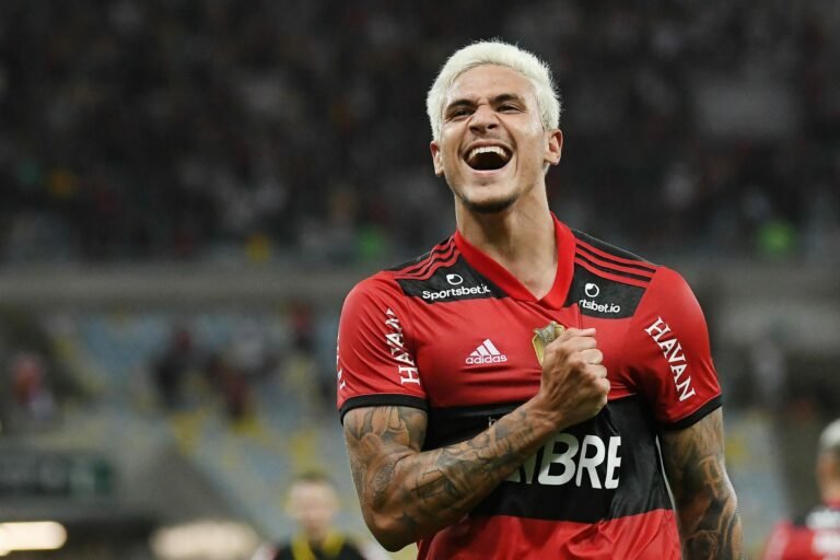 Fluminense é condenado a pagar R$ 1,1 milhão para atacante Pedro, do Flamengo