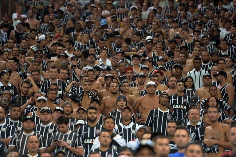 Governador de São Paulo libera público em estádios paulistas