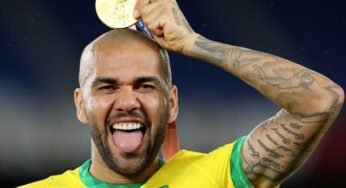 Daniel Alves confirma proposta e elogia dirigente de clube brasileiro: “É uma águia gigante”