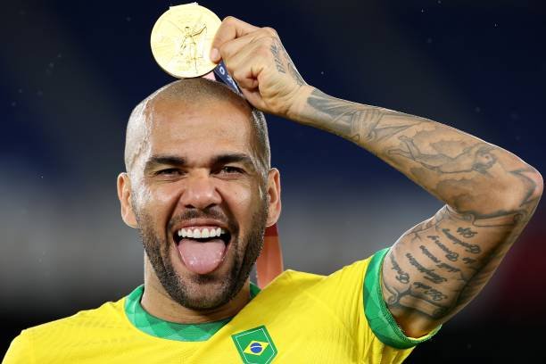 Daniel Alves confirma proposta e elogia dirigente de clube brasileiro: “É uma águia gigante”