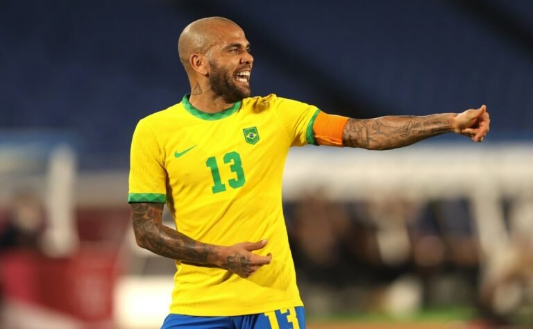 Alvo do Flamengo, Daniel Alves recebeu sondagem do Fluminense, diz site