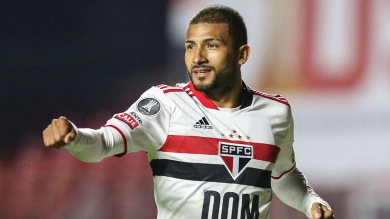 Pouco aproveitado, João Rojas tem o maior salário no elenco do São Paulo