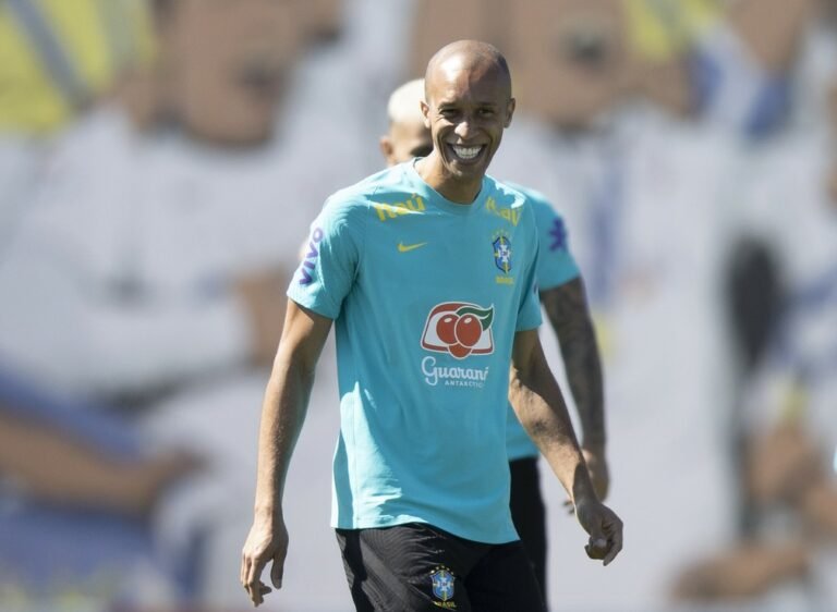 Miranda e Daniel Alves retornam ao São Paulo