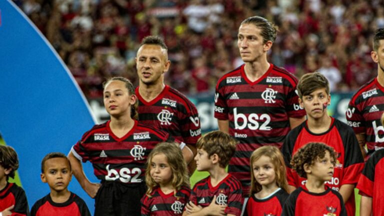 Com apenas um do Flamengo, Rafinha monta seleção de companheiros na carreira
