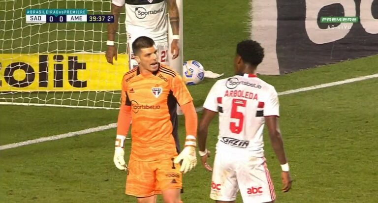 Tiago Volpi e Arboleda discutem durante empate do São Paulo contra América-MG