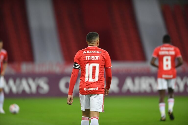 Taison testa negativo para Covid-19 e deve ser titular contra a Chapecoense