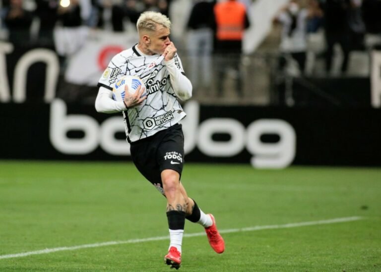 Roger Guedes é eleito o melhor jogador do Brasileirão em setembro