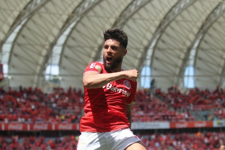 Yuri Alberto marca na vitória contra o América-MG e vira artilheiro do Brasileirão