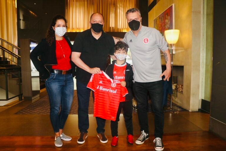 Menino que foi barrado no Morumbi por estar com a camisa do Inter visita a delegação colorada em SP