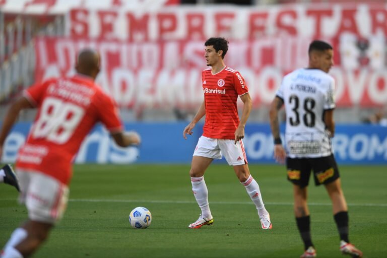 Rodrigo Dourado recebe o terceiro amarelo e não enfrenta o São Paulo