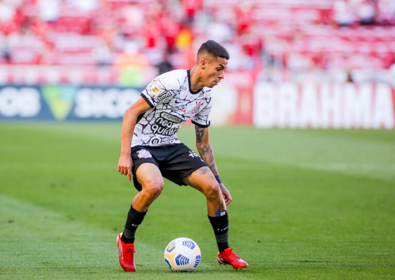 Com dificuldade na renovação com o Corinthians, jovem meia interessa ao Inter