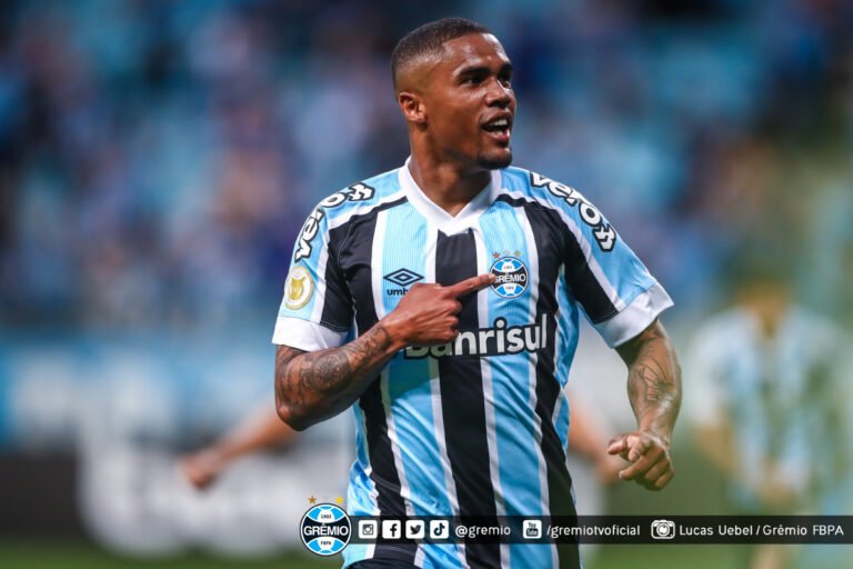 Vice-presidente do Grêmio nega que Douglas Costa recebeu proposta: “De onde saiu isso?”
