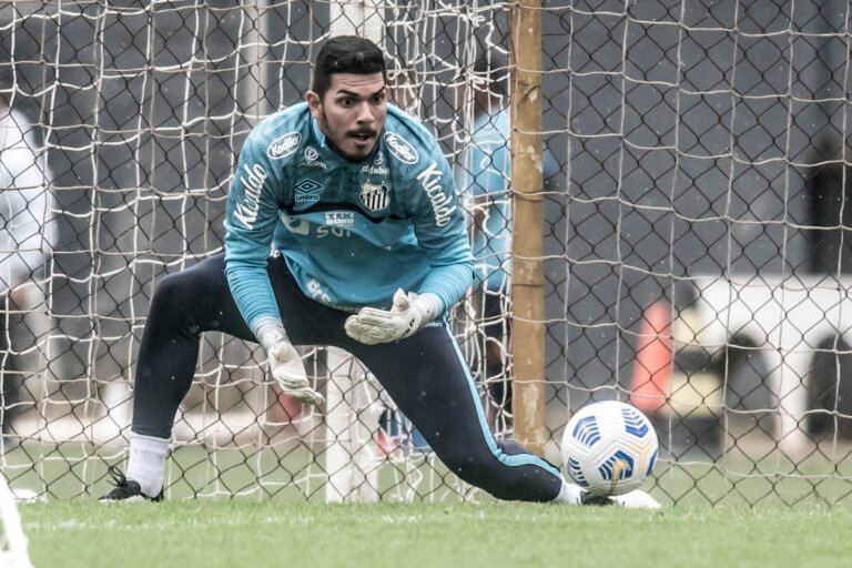 Para evitar ‘assédio’, Santos inicia conversas para renovar com João Paulo