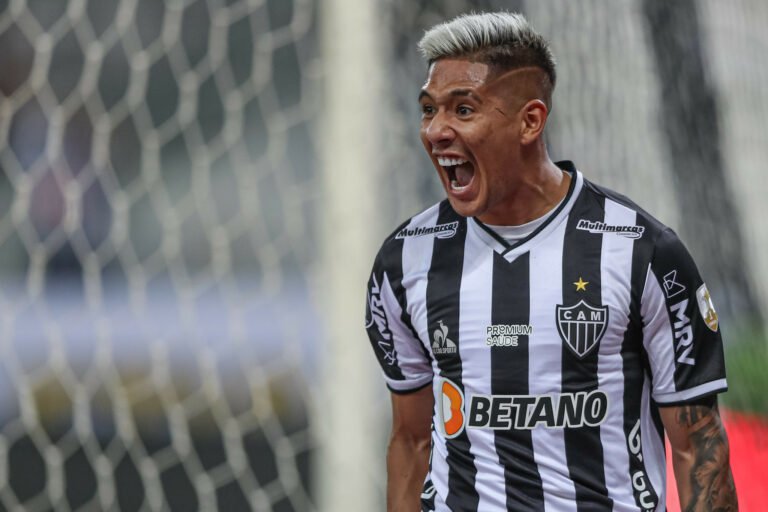 Matías Zaracho é observado pela comissão técnica da Seleção Argentina