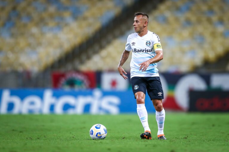 São Paulo prioriza chegada de lateral-direito para 2022; Rafinha é monitorado