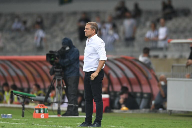 Aguirre rebate críticas por substituições: “Não é uma obrigação trocar jogadores”