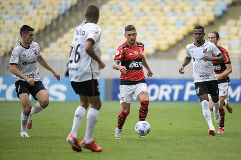 Arrascaeta e Isla recebem terceiro amarelo e vão cumprir suspensão no Flamengo durante a Data FIFA