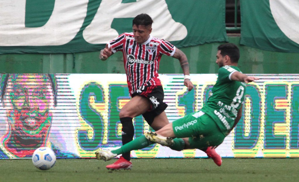 Galeano recebe terceiro cartão amarelo e desfalca São Paulo em clássico