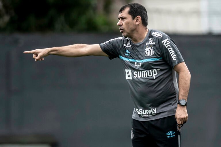 Carille divulga escalação do Santos para jogo contra o Grêmio; confira