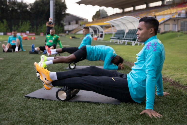 Alex Sandro fala sobre concorrência com Arana pela titularidade na lateral-esquerda do Brasil