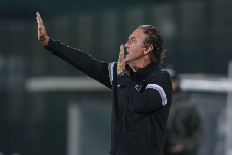 Cuca comenta fala de Renato Gaúcho sobre desfalques e jogos em Data FIFA